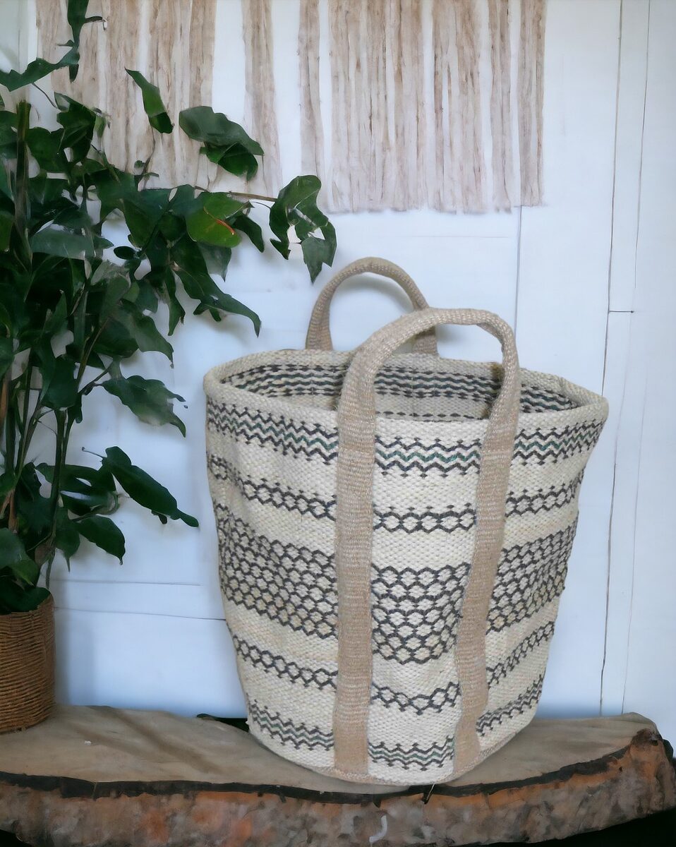 Jute basket bag with leather handles