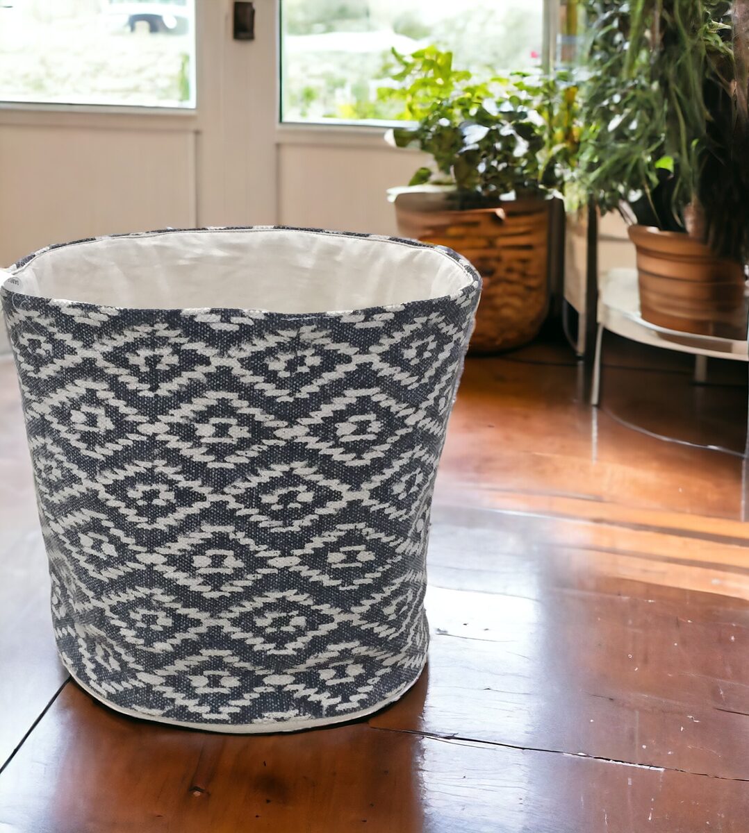 Black and white diamond pattern planter