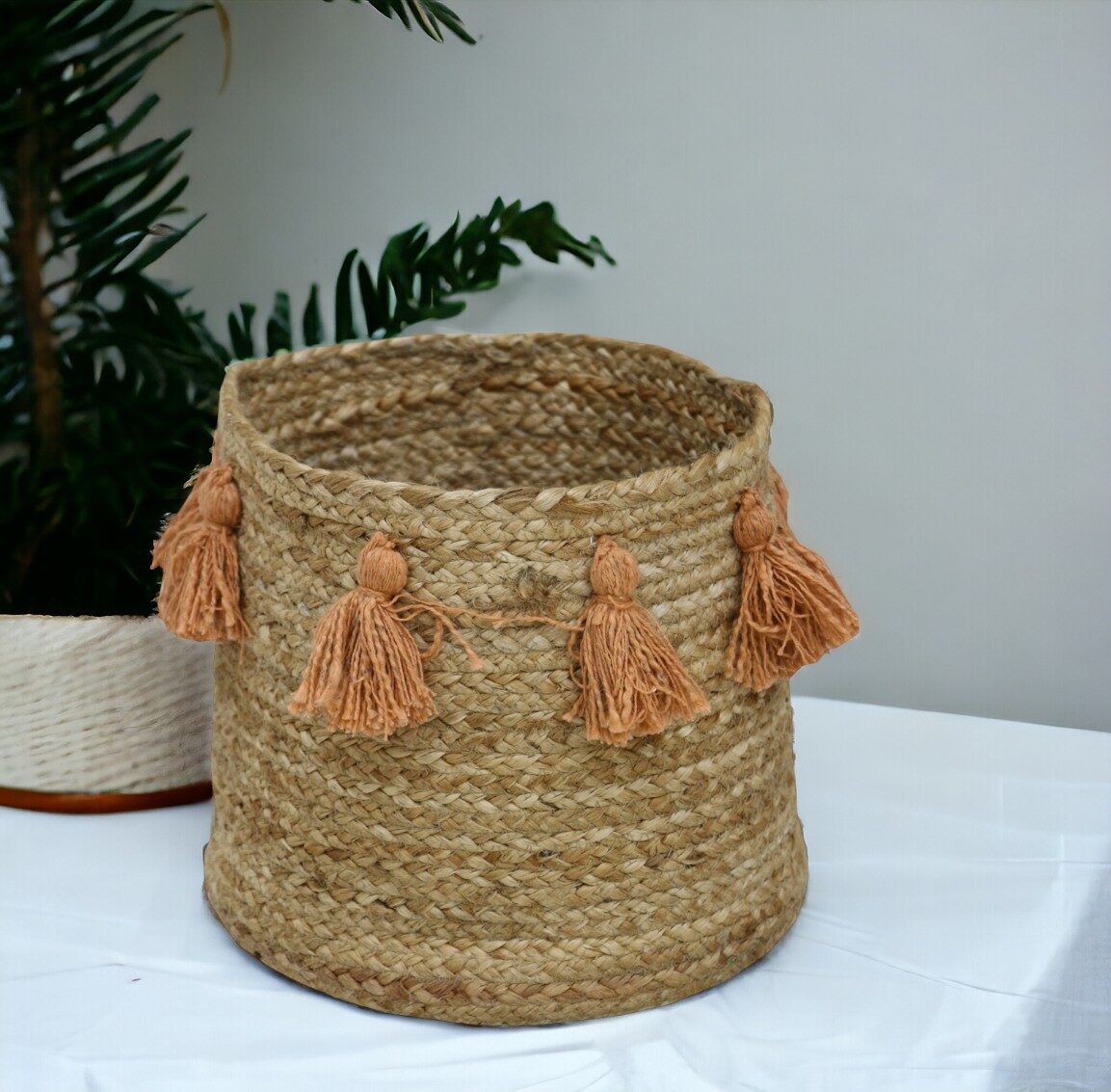 Jute planter with tassels