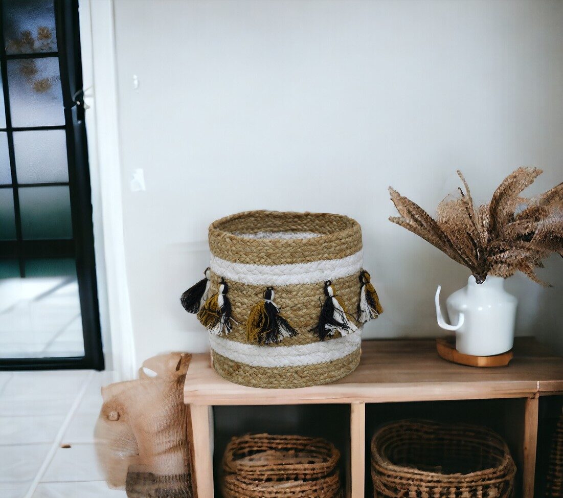 Small woven planter with tassels