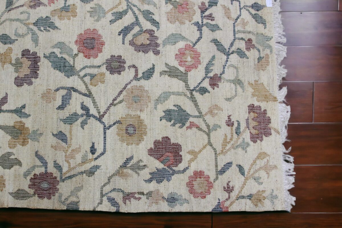 Cream rug with floral pattern